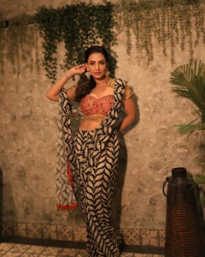 Navina Bole Instagram - Sukoon 🧡 #happyholi 

Photographer: @the_pixeleyes 
Stylist: @style_deintrepide 
Outfit : @kalkifashion 
Hair and Mua : @krupall_gami 
Location : @atbutterflyhigh 

#new#newpost #newpics #newphotoshoot #instapics #picsofinstagram #picsoftheday #carousel #ethicwear #ootd #designerwear #commercialphotography #fashion #desifashion #desigirl #thursday #omsairam #loveandlight #swipeleft