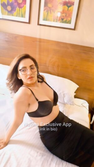 Navina Bole Instagram - Link in bio to watch all my videos, photos and more #ExclusiveApp 📸⚠️🫠