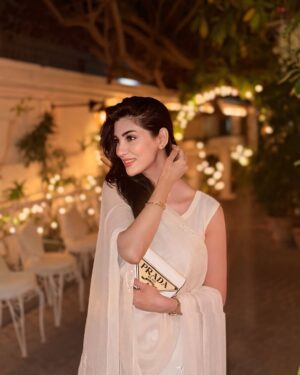 Nazish Jahangir Instagram - Channeling my inner param Sundri 🫠💫

#nazishjahangir #white #blessed #noevileyesplease #march