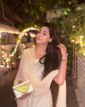 Nazish Jahangir Instagram - Channeling my inner param Sundri 🫠💫

#nazishjahangir #white #blessed #noevileyesplease #march