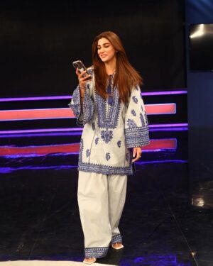 Nazish Jahangir Instagram - 3 day are left 🕥
“PoppayKiWedding” 🎥

@jugnulahore @hussainrehar.official 
@sucselofficial @prbyamina
@sarah.ka.sara 

@harisbilalchaudhry 
@starstruckfilms 
@ammarlasani 
@khushhalk 
@kanzaziaa 
@stylebykiranraza 
#nazishjahangir #movie #tiktok #cinema  #poppaykiwedding #khushal