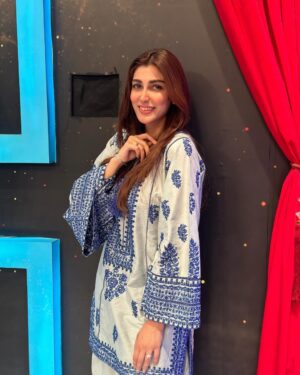 Nazish Jahangir Instagram - 3 day are left 🕥
“PoppayKiWedding” 🎥

@jugnulahore @hussainrehar.official 
@sucselofficial @prbyamina
@sarah.ka.sara 

@harisbilalchaudhry 
@starstruckfilms 
@ammarlasani 
@khushhalk 
@kanzaziaa 
@stylebykiranraza 
#nazishjahangir #movie #tiktok #cinema  #poppaykiwedding #khushal