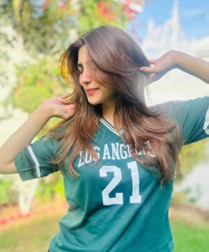 Nazish Jahangir Instagram - Chop chop ✂️💇‍♀️
PS:  Barish ho rahi hai ??? 

@nadiakhan_hairstylist 😘
@thekrisalyswomen 

#nazishjahangir #hair #green