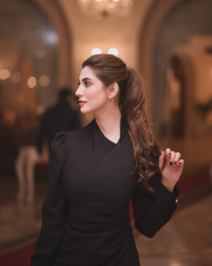 Nazish Jahangir Instagram - Conversing with this face is rare 🦉
@sawera_photoart 

#nazishjahangir 
#black #forever