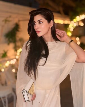 Nazish Jahangir Instagram - Channeling my inner param Sundri 🫠💫

#nazishjahangir #white #blessed #noevileyesplease #march