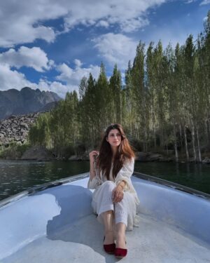 Nazish Jahangir Instagram - Tu hai tou……! 🌹

@handmadecouturepk ❤️

#nazishjahangir #nature #days #hunza #travelgram