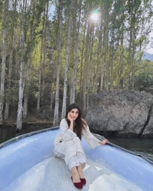 Nazish Jahangir Instagram - Tu hai tou……! 🌹

@handmadecouturepk ❤️

#nazishjahangir #nature #days #hunza #travelgram