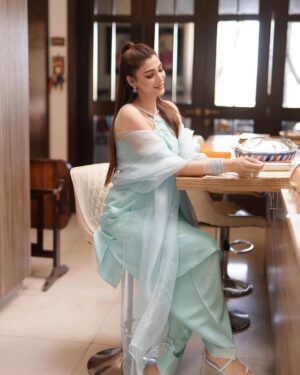 Nazish Jahangir Instagram - Chand Raat Mubarak 🌙
Be Kind & Stay Blessed everyone ♥️ 

@ayesha.shoaib.malik 👗 
@thepinkville 🥿 
@moshazsalonofficial 💄 
@shootstylist_saqibparacha 
 @zm_jewellery62 💍
@toshiphotographyofficial 📷 

#eid #2024 #chandraat🌙 #nazishjahangir