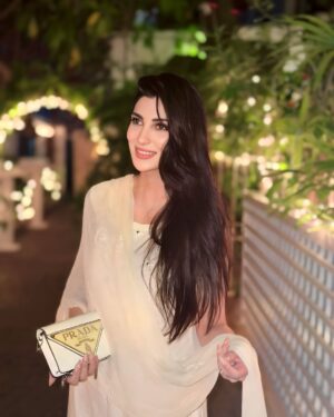 Nazish Jahangir Instagram - Channeling my inner param Sundri 🫠💫

#nazishjahangir #white #blessed #noevileyesplease #march