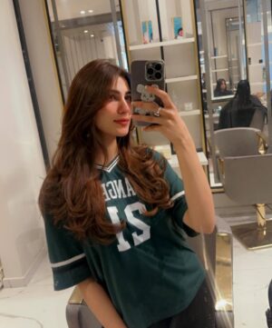 Nazish Jahangir Instagram - Chop chop ✂️💇‍♀️
PS:  Barish ho rahi hai ??? 

@nadiakhan_hairstylist 😘
@thekrisalyswomen 

#nazishjahangir #hair #green