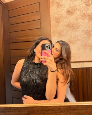 Nazish Jahangir Instagram - 🖤🩶 

@sheinfashion_pk 

#nazishjahangir #glam #lastnight #life