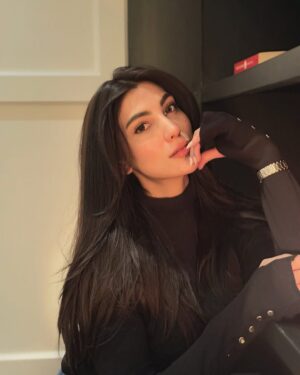 Nazish Jahangir Instagram - I broke you just to own you 🐈‍⬛

#nazishjahangir #black #mood