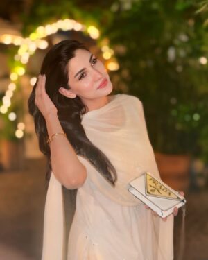 Nazish Jahangir Instagram - Channeling my inner param Sundri 🫠💫

#nazishjahangir #white #blessed #noevileyesplease #march