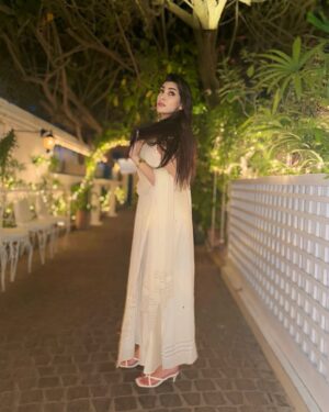 Nazish Jahangir Instagram - Channeling my inner param Sundri 🫠💫

#nazishjahangir #white #blessed #noevileyesplease #march