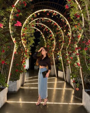 Nazish Jahangir Instagram - I don’t lose,either I win or I learn.🖤🖤🖤💙

#nazishjahangir #dxb #peace #life #fashion #nonazar