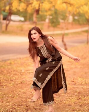 Nazish Jahangir Instagram - Your Desi Girl is here 🫠

PS: I wanted to go home in the last picture 🐣

@mtphotographyyy ♥️😘

#nazishjahangir #black #random #isb