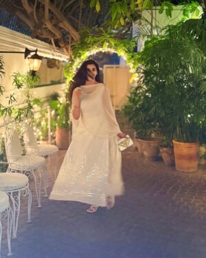 Nazish Jahangir Instagram - Channeling my inner param Sundri 🫠💫

#nazishjahangir #white #blessed #noevileyesplease #march