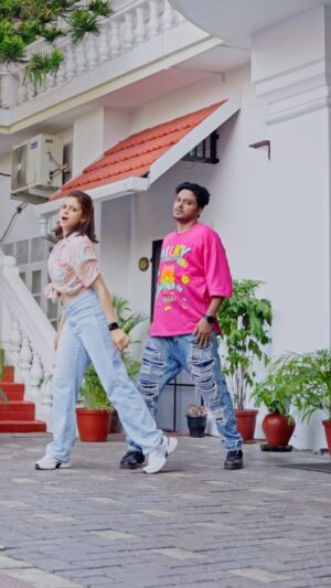Neeta Pillai Instagram - Enjoyed grooving to this golden oldie 💃🏻🕺🏻
@vishnu_groovi 🙌🏽

#feelthebeat #dance