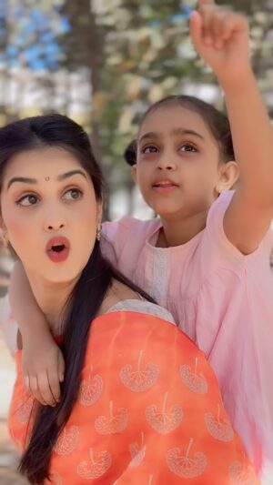 Neetha Ashok Instagram - ಹಿತಾ 🫶 ಅಂಬಿಕಾ ❤️

…
#mahita_v_official #trending #mahitav #mahitareels #reelsinstagram #reels #kids #viralkids #trendingreels #naninnabidalare #zeekannada #neethaashok