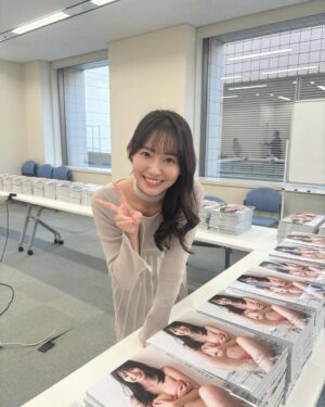 Nene Shida Instagram - 3rd写真集、サイン入れしてきたよ☺︎

23日のイベントで会える方々、宜しくお願い致します✨
当日まで受付しています！
楽しみだぁ♪

そして、写真集をすでにお手にとってくださった皆様、ありがとうございます🫶🏻
感想をニヤニヤしながら読んでいます☺️