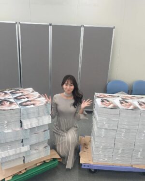 Nene Shida Instagram - 3rd写真集、サイン入れしてきたよ☺︎

23日のイベントで会える方々、宜しくお願い致します✨
当日まで受付しています！
楽しみだぁ♪

そして、写真集をすでにお手にとってくださった皆様、ありがとうございます🫶🏻
感想をニヤニヤしながら読んでいます☺️