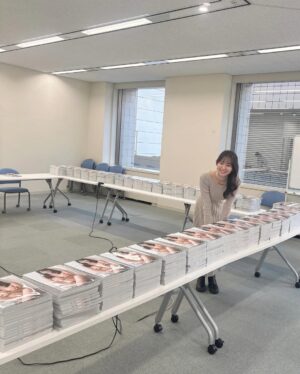 Nene Shida Instagram - 3rd写真集、サイン入れしてきたよ☺︎

23日のイベントで会える方々、宜しくお願い致します✨
当日まで受付しています！
楽しみだぁ♪

そして、写真集をすでにお手にとってくださった皆様、ありがとうございます🫶🏻
感想をニヤニヤしながら読んでいます☺️