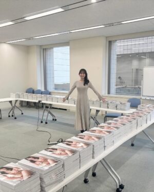 Nene Shida Instagram - 3rd写真集、サイン入れしてきたよ☺︎

23日のイベントで会える方々、宜しくお願い致します✨
当日まで受付しています！
楽しみだぁ♪

そして、写真集をすでにお手にとってくださった皆様、ありがとうございます🫶🏻
感想をニヤニヤしながら読んでいます☺️