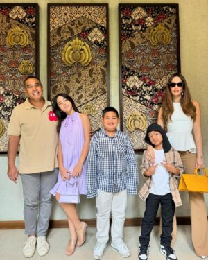 Nia Ramadhani Instagram - A gift that keep on giving #family
•
•
Jangan pernah berhenti untuk terus belajar lebih mengenal satu sama lain yaa, sama sama kita buat Rumah kita menjadi tempat yang paling nyaman untuk kita pulang❤️