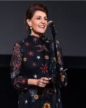 Nia Vardalos Instagram - At the @guildofmusicsupervisors awards honoring Playtone’s Deva Anderson and Rachel Lautzenheiser, pic by @stevenonthescene 📸 dress by @aliceandolivia and makeup by @giorgioarmani & @anastasiabeverlyhills 🧚 Song “Kratise Me” by Spiros Katsaganis & @charispanopoulos 🎶❤️ 🇬🇷 The #mybigfatgreekwedding3 soundtrack is in my bio!