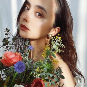 Nicole Ishida Instagram - みなさまに報告があります。今回

【日本フェムテック協会認定資格2級】

【メディカルアロマインストラクター】

の２つの資格を取得しました！
あたしがずっと勉強していたのはこのためでした！

少し長くなりますがお気持ちを伝えさせてください😊

30代になって自分を振り返った時に
何かインプットをしたいという欲がとてもあって
それが何かをずっと探してました。

ずっと考えた結果、
誰かのためになる何かがいい。
そして小さい頃から医療に興味があった。
そして行き着いたのがこの２つの資格でした。
勉強して、勉強して…笑
ようやくとれました！！！

そして今
自分の中で1番しっくりしてる言葉。
それは

【ヘルスリテラシー】

でした。
これは

【健康や医療に関する正しい知識をもって、
理解して活用する能力】

という意味です。

もともと自分がもっていた知識
そして勉強して手に入れた知識
これで自分の身体を理解して過ごしやすくすること

そしてそれをみんなに発信してみんなの
ヘルスリテラシーの一部になりたい。

これが今あたしが持っている次の目標です。

資格をとってようやくスタートラインにいる気持ちです。
これからまだまだたくさん知識を手にいれて
発信していけたらと思います。

さて！ここからまた楽しみだ💐

みなさまの相談室になれるように
心の中のもやもやを解消できるように
頑張りますので楽しみにしてください🫶🏻

#フェムテック 
#フェムケア 
#アロマ 
#メディカルアロマ