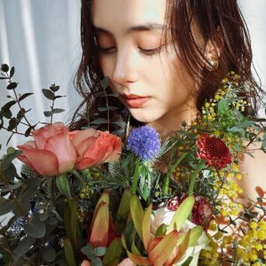 Nicole Ishida Instagram - みなさまに報告があります。今回

【日本フェムテック協会認定資格2級】

【メディカルアロマインストラクター】

の２つの資格を取得しました！
あたしがずっと勉強していたのはこのためでした！

少し長くなりますがお気持ちを伝えさせてください😊

30代になって自分を振り返った時に
何かインプットをしたいという欲がとてもあって
それが何かをずっと探してました。

ずっと考えた結果、
誰かのためになる何かがいい。
そして小さい頃から医療に興味があった。
そして行き着いたのがこの２つの資格でした。
勉強して、勉強して…笑
ようやくとれました！！！

そして今
自分の中で1番しっくりしてる言葉。
それは

【ヘルスリテラシー】

でした。
これは

【健康や医療に関する正しい知識をもって、
理解して活用する能力】

という意味です。

もともと自分がもっていた知識
そして勉強して手に入れた知識
これで自分の身体を理解して過ごしやすくすること

そしてそれをみんなに発信してみんなの
ヘルスリテラシーの一部になりたい。

これが今あたしが持っている次の目標です。

資格をとってようやくスタートラインにいる気持ちです。
これからまだまだたくさん知識を手にいれて
発信していけたらと思います。

さて！ここからまた楽しみだ💐

みなさまの相談室になれるように
心の中のもやもやを解消できるように
頑張りますので楽しみにしてください🫶🏻

#フェムテック 
#フェムケア 
#アロマ 
#メディカルアロマ