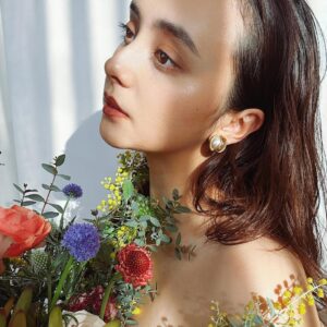 Nicole Ishida Instagram - みなさまに報告があります。今回

【日本フェムテック協会認定資格2級】

【メディカルアロマインストラクター】

の２つの資格を取得しました！
あたしがずっと勉強していたのはこのためでした！

少し長くなりますがお気持ちを伝えさせてください😊

30代になって自分を振り返った時に
何かインプットをしたいという欲がとてもあって
それが何かをずっと探してました。

ずっと考えた結果、
誰かのためになる何かがいい。
そして小さい頃から医療に興味があった。
そして行き着いたのがこの２つの資格でした。
勉強して、勉強して…笑
ようやくとれました！！！

そして今
自分の中で1番しっくりしてる言葉。
それは

【ヘルスリテラシー】

でした。
これは

【健康や医療に関する正しい知識をもって、
理解して活用する能力】

という意味です。

もともと自分がもっていた知識
そして勉強して手に入れた知識
これで自分の身体を理解して過ごしやすくすること

そしてそれをみんなに発信してみんなの
ヘルスリテラシーの一部になりたい。

これが今あたしが持っている次の目標です。

資格をとってようやくスタートラインにいる気持ちです。
これからまだまだたくさん知識を手にいれて
発信していけたらと思います。

さて！ここからまた楽しみだ💐

みなさまの相談室になれるように
心の中のもやもやを解消できるように
頑張りますので楽しみにしてください🫶🏻

#フェムテック 
#フェムケア 
#アロマ 
#メディカルアロマ
