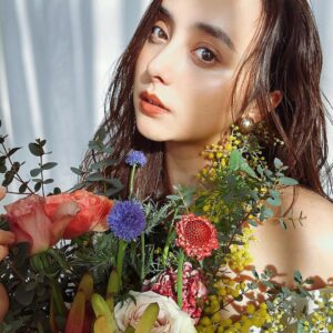 Nicole Ishida Instagram - みなさまに報告があります。今回

【日本フェムテック協会認定資格2級】

【メディカルアロマインストラクター】

の２つの資格を取得しました！
あたしがずっと勉強していたのはこのためでした！

少し長くなりますがお気持ちを伝えさせてください😊

30代になって自分を振り返った時に
何かインプットをしたいという欲がとてもあって
それが何かをずっと探してました。

ずっと考えた結果、
誰かのためになる何かがいい。
そして小さい頃から医療に興味があった。
そして行き着いたのがこの２つの資格でした。
勉強して、勉強して…笑
ようやくとれました！！！

そして今
自分の中で1番しっくりしてる言葉。
それは

【ヘルスリテラシー】

でした。
これは

【健康や医療に関する正しい知識をもって、
理解して活用する能力】

という意味です。

もともと自分がもっていた知識
そして勉強して手に入れた知識
これで自分の身体を理解して過ごしやすくすること

そしてそれをみんなに発信してみんなの
ヘルスリテラシーの一部になりたい。

これが今あたしが持っている次の目標です。

資格をとってようやくスタートラインにいる気持ちです。
これからまだまだたくさん知識を手にいれて
発信していけたらと思います。

さて！ここからまた楽しみだ💐

みなさまの相談室になれるように
心の中のもやもやを解消できるように
頑張りますので楽しみにしてください🫶🏻

#フェムテック 
#フェムケア 
#アロマ 
#メディカルアロマ