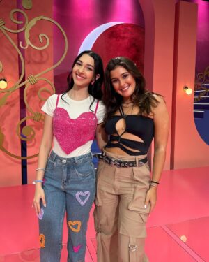 Nicole Orsini Instagram - acabaram hoje as filmagens desse reality incrível apresentado pela @luluca_oficial e eu já tô animada pra mostrar tudo pra vocês! Partiu XV tá chegando com muita diversão, desafios, e surpresas! em breve no Gloob e no @globoplay 💜 Não vai perder, né? #PartiuXVnoGloob 🔥
looks @donabetta