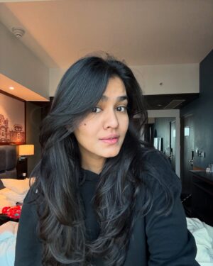 Nidhi Agarwal Instagram - Welcome 2025 ❤️🌟
The people matter to me the most are in this post, PS I Love you all! 😘🌟
…
#Happynewyear 🔥