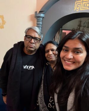 Nidhi Agarwal Instagram - Welcome 2025 ❤️🌟
The people matter to me the most are in this post, PS I Love you all! 😘🌟
…
#Happynewyear 🔥
