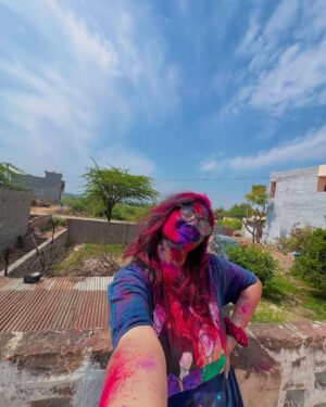 Nidhi Narwal Instagram - Slide 1,2,3 : behen ke saath kheli holi
Slide 4,5,6 : bhai ke saath kheli holi

Hope you all had a happy holi 💕✨