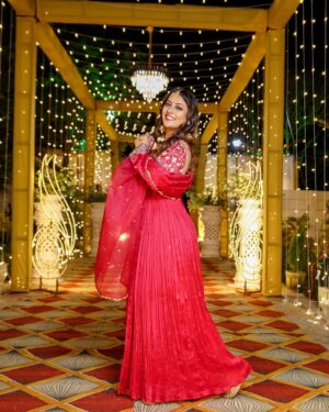 Nidhi Uttam Instagram - As the crescent moon shines, may your heart glow with faith and kindness. Ramzaan Mubarak! 🌙💖 
#ramzaan #prayers #gratitude 
Outfit : @shreeaaryaofficial ✨