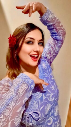 Nidhi Uttam Instagram - Retro feels, filmy reels! 🎥✨
#trending #becauseitstrending😎✌️ #90sBollywood #DanceWithDrama #unsemilinazar