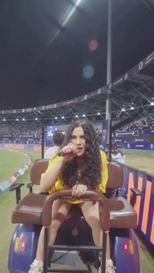 Nikhita Gandhi Instagram - Buggy Solo 🎤 

#tumjomilgayeho #nikhitagandhi #nikhitagandhilive #nikiverse #ispl #cricket #cricketmatch #concert #music #jugnu #freestyle #singing #bollywoodsongs #bollywoodsinger #buggy #buggyride