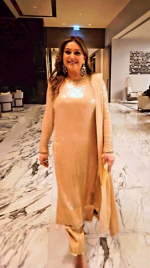 Niki Aneja Walia Instagram - Let your light shine so brightly that others can see their way out of the dark

✨️Me shining my light in this beautiful gold sequin suit by @sawangandhiofficial @sawangandhi_sg 

✨️Jewellery @curiocottagejewelry 

✨️HMU  @zhaus_makeup_consultancy

📹 🎞 @its.me_sonny
