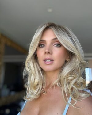 Nikki Osborne Instagram - This is what hundreds of dollars looks like. As in the hair and make up price. Shut up. @kathyhogan.mua.hair #nova #comedian #thirsttrap #fyp