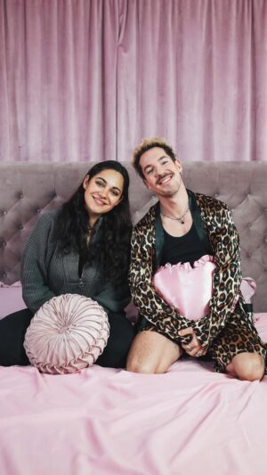 Nilam Farooq Instagram - #podcast 🎤 Die zweite Folge von ✨NICCIS QUICKIE✨ ist online 😍 Markiere eine Person, die sie nicht verpassen darf! Zu Gast in meinem Bett: @nilam.farooq 🙏 Alle kommen im Pyjama, nur Nilam Farooq nicht. Aber sie hat eine gute Geschichte zur
Erklärung dabei. Was würde Nilam beim Dreh nie machen? Was war das schönste erste
Date? Und wie war das mit dem peinlichsten Moment? Fakt ist: Nilam ist ein richtiger Star,
YouTube-Pionierin und sie hasst es, wenn Menschen über Stoffe streichen. Welchen Job sie
sich außer Schauspielerei für sich vorstellen kann, hört ihr in dieser Folge von “Niccis
Quickie” 💖