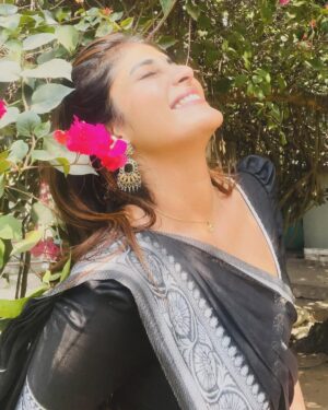Nimeshika Radhakrishnan Instagram - 🖤🖤💫💫💎💎
.
.
.