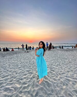 Nimmy Arun Gopan Instagram - Beach girl forever! ♾️ 🌅

A calm and fulfilling weekend well spent ✨

@arungopanlive @babyaaryan_ @nivi_tha.kalyani ❤️