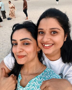 Nimmy Arun Gopan Instagram - Beach girl forever! ♾️ 🌅

A calm and fulfilling weekend well spent ✨

@arungopanlive @babyaaryan_ @nivi_tha.kalyani ❤️