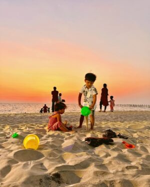 Nimmy Arun Gopan Instagram - Beach girl forever! ♾️ 🌅

A calm and fulfilling weekend well spent ✨

@arungopanlive @babyaaryan_ @nivi_tha.kalyani ❤️