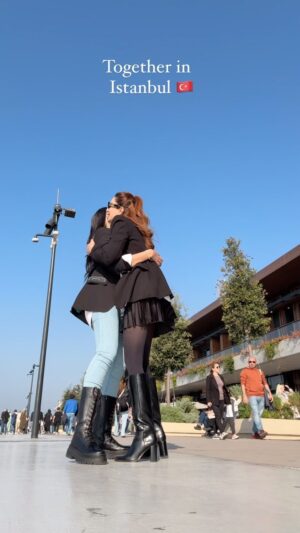 Nimra Khan Instagram - Finally we made it 

@go__istanbul @goturkiye 🇹🇷

#gotürkiye #goi̇stanbul
