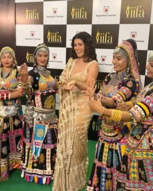 Nimrat Kaur Instagram - Golden night! @iifa ✨🖤

Hair and makeup by: @shraddhamishra8 
Styling: @namitaalexander assisted by @kudratanand 
Photos by: @siddharthpruthiphotography & @shekhawatprahalad 
Outfit: @abhisheksharmastudio 
Earrings: @kalajeejewellery 
Rings: @kalajeejewellery @shreejeejaipur