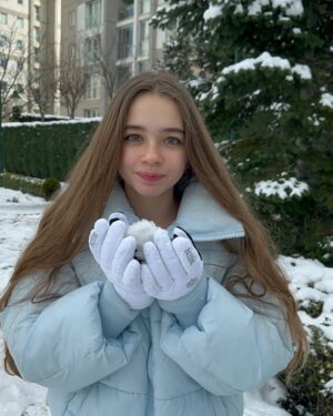 Nisa Sofiya Aksongur Instagram - 🤍❄️🤍 

#nisasofiya #winter #snow #february